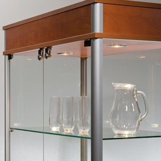 Plafonnier lumineux diffusant une lumière homogène dans une vitrine