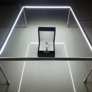 Portique LED surmontant une vitrine d'exposition pour magasin