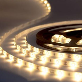 Ruban LED intégré dans une vitrine d'exposition en verre