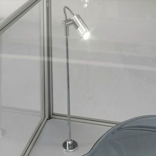 Tige LED verticale éclairant l'intérieur d'une vitrine d'exposition
