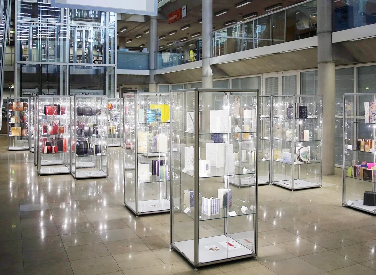 Ensemble de vitrine d'exposition en verre avec éclairage LED