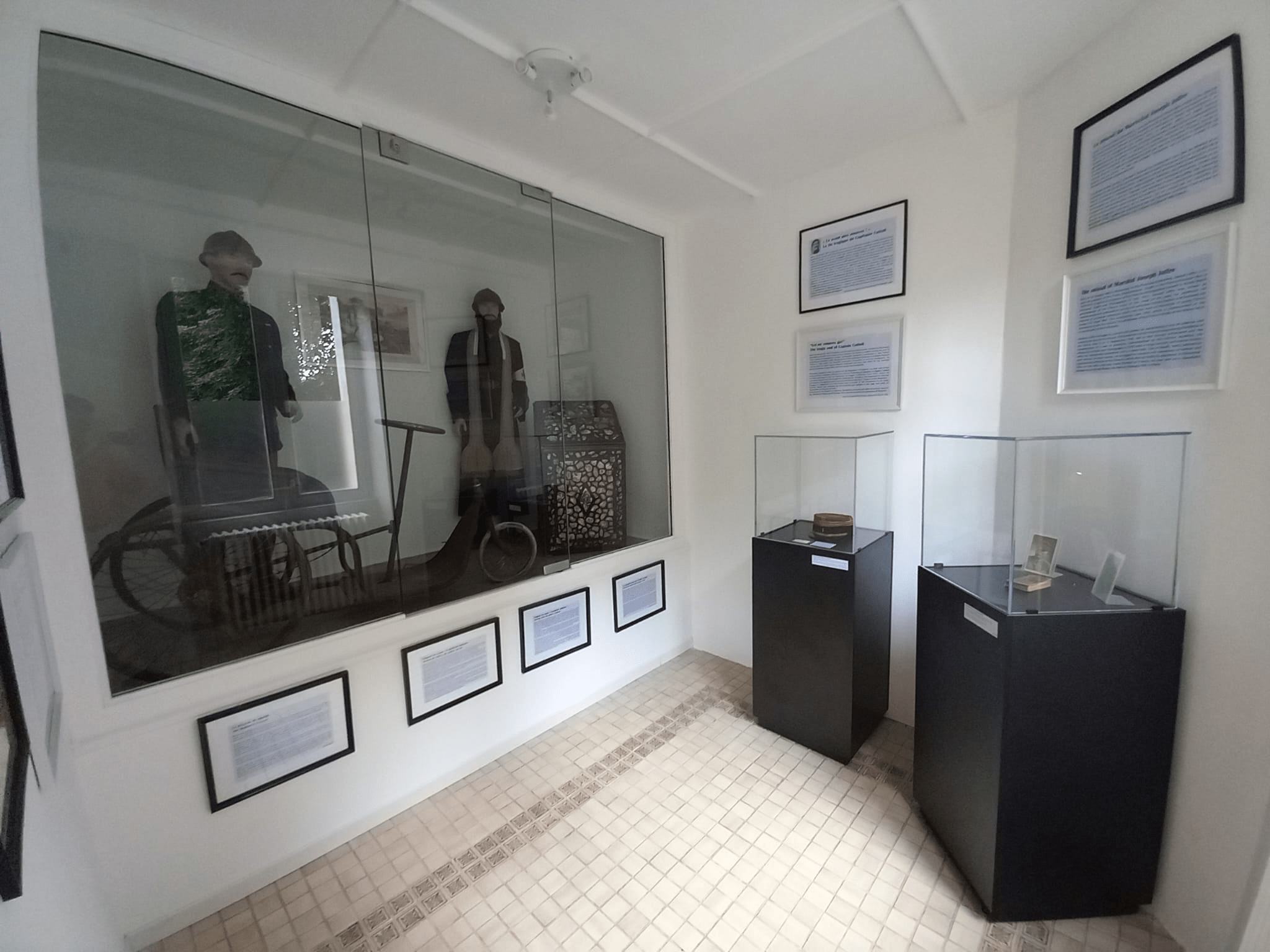 Vitrine de musée en verre antireflet présentant des pièces patrimoniales