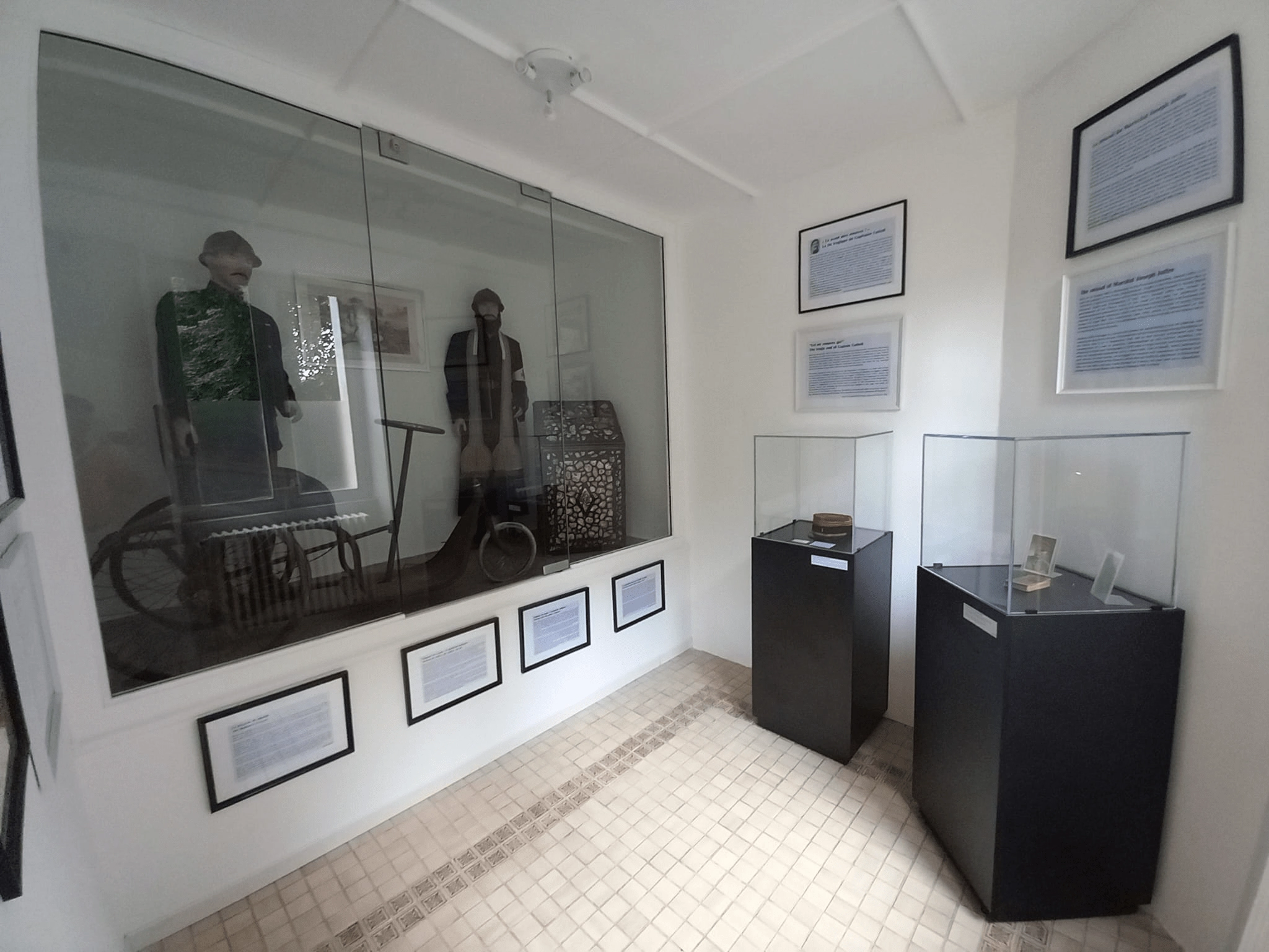 Vitrine de musée en verre antireflet présentant des pièces patrimoniales